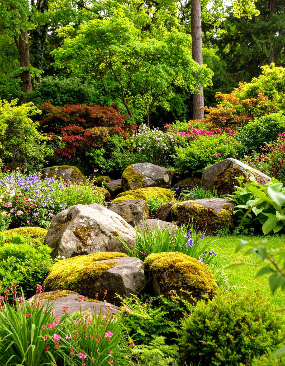 A Boulder Defined Garden Bed - 30 garden ideas with rocks
