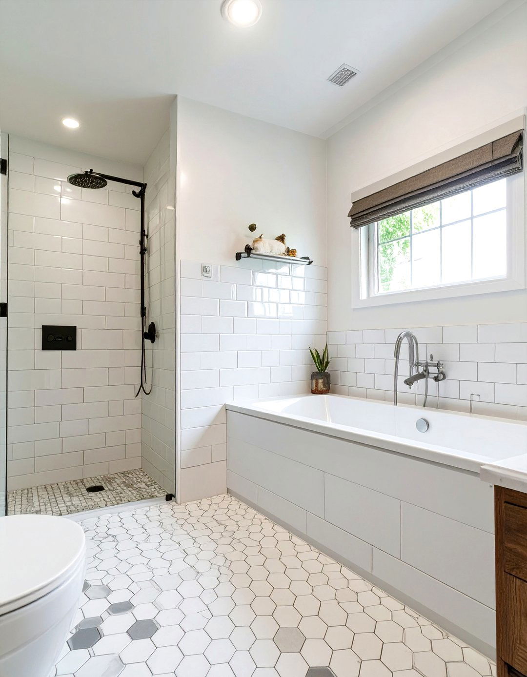 A Curved Tub for Better Flow - 30 bathtub shower combo ideas for small bathrooms