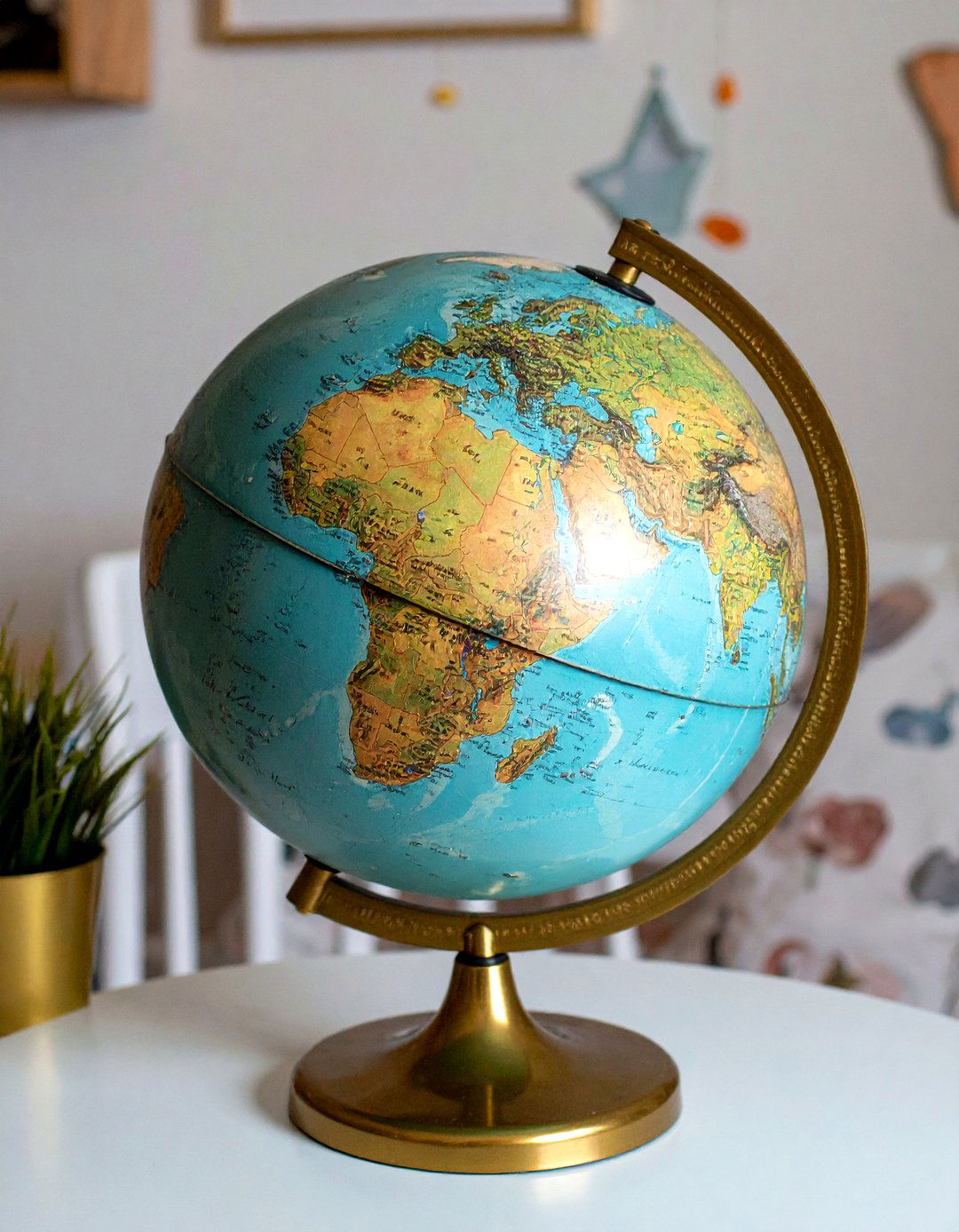 A Globe Guest Book - 30 baby shower guest book ideas