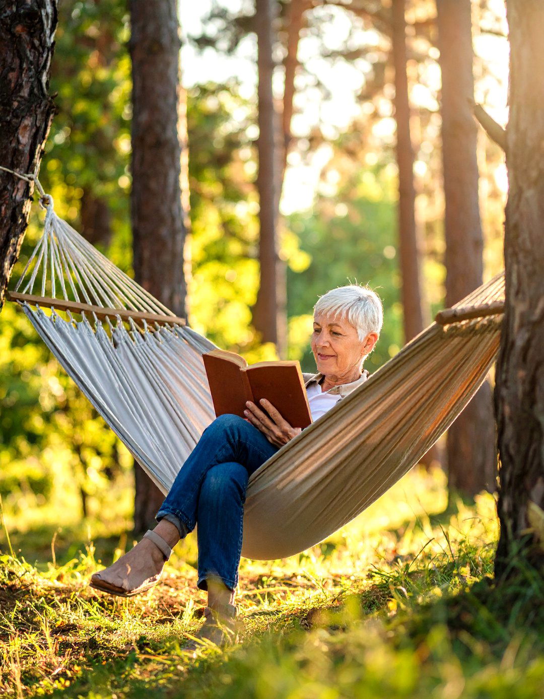 A Reading Nook in Nature - 30 girl outdoor senior picture ideas