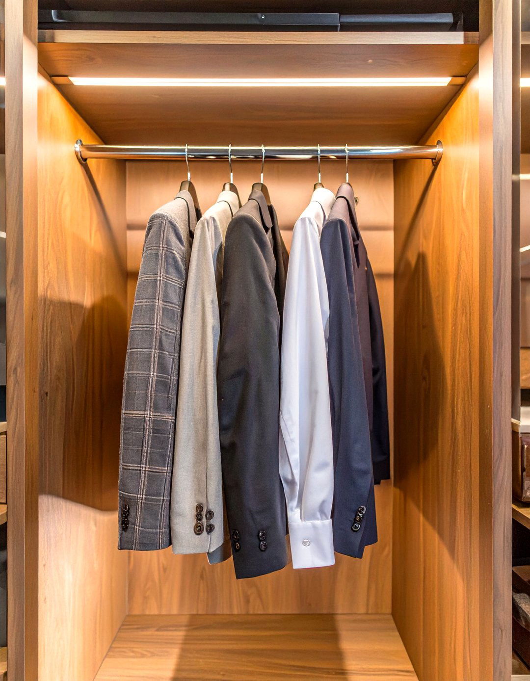 A Valet Rod for Outfit Planning - 30 walk in closet organization ideas