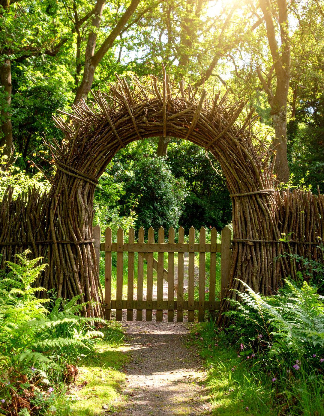 Brushwood Screen Garden Fencing - 30 garden fencing ideas