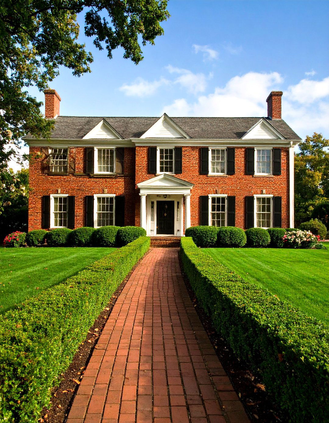 Classic Formal Boxwood Hedge - 30 front yard boxwood designs