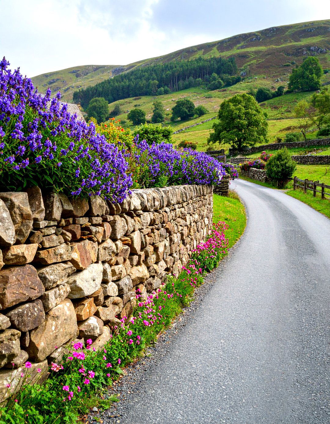 Driveway Entrance with a Natural Stone Retaining Wall - 30 driveway entrance landscaping ideas