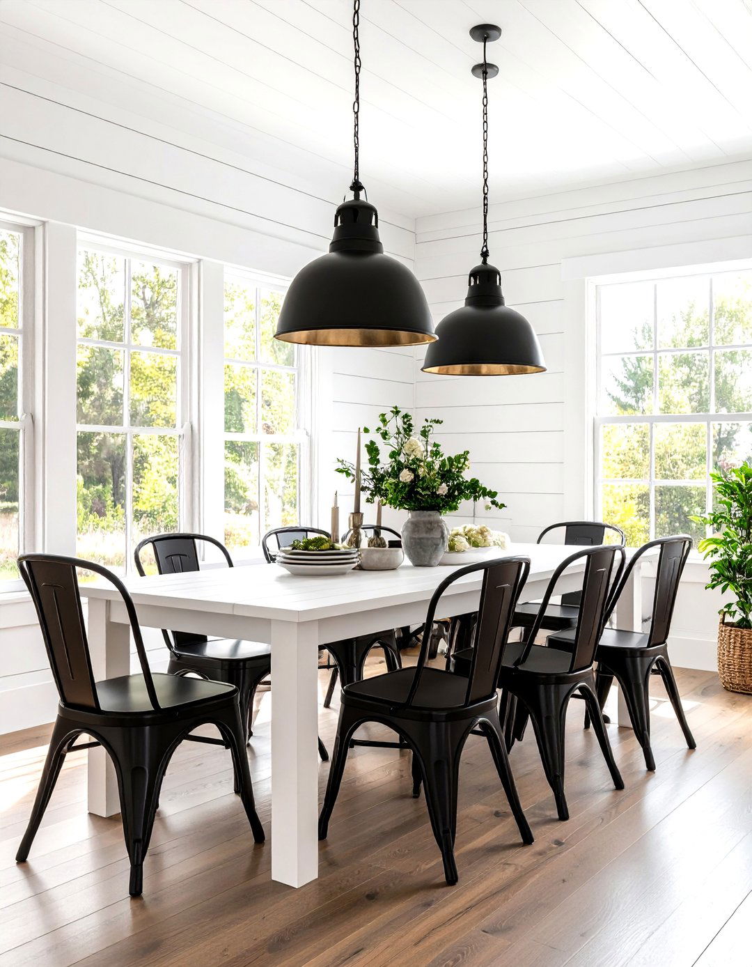 Farmhouse with High Contrast Black and White - 30 farmhouse interior design ideas