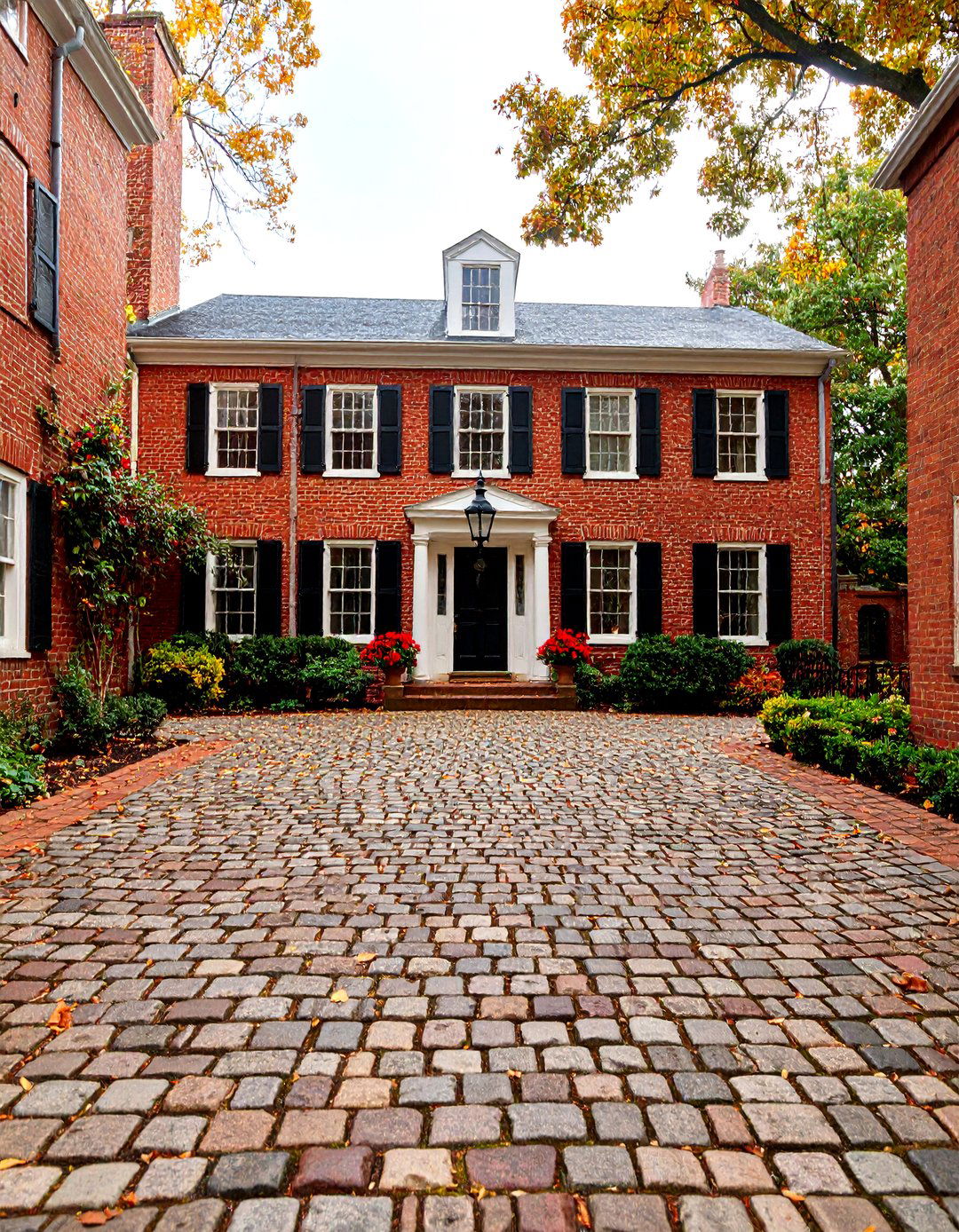 Formal Cobblestone Courtyard Entrance - 30 driveway entrance landscaping ideas