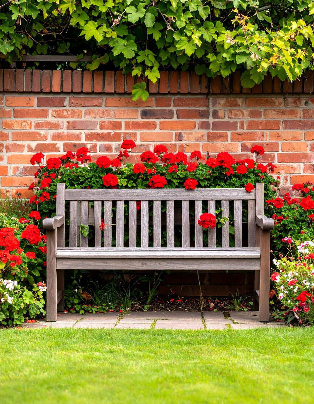 Garden Bench with Integrated Planters - 30 outdoor seating ideas