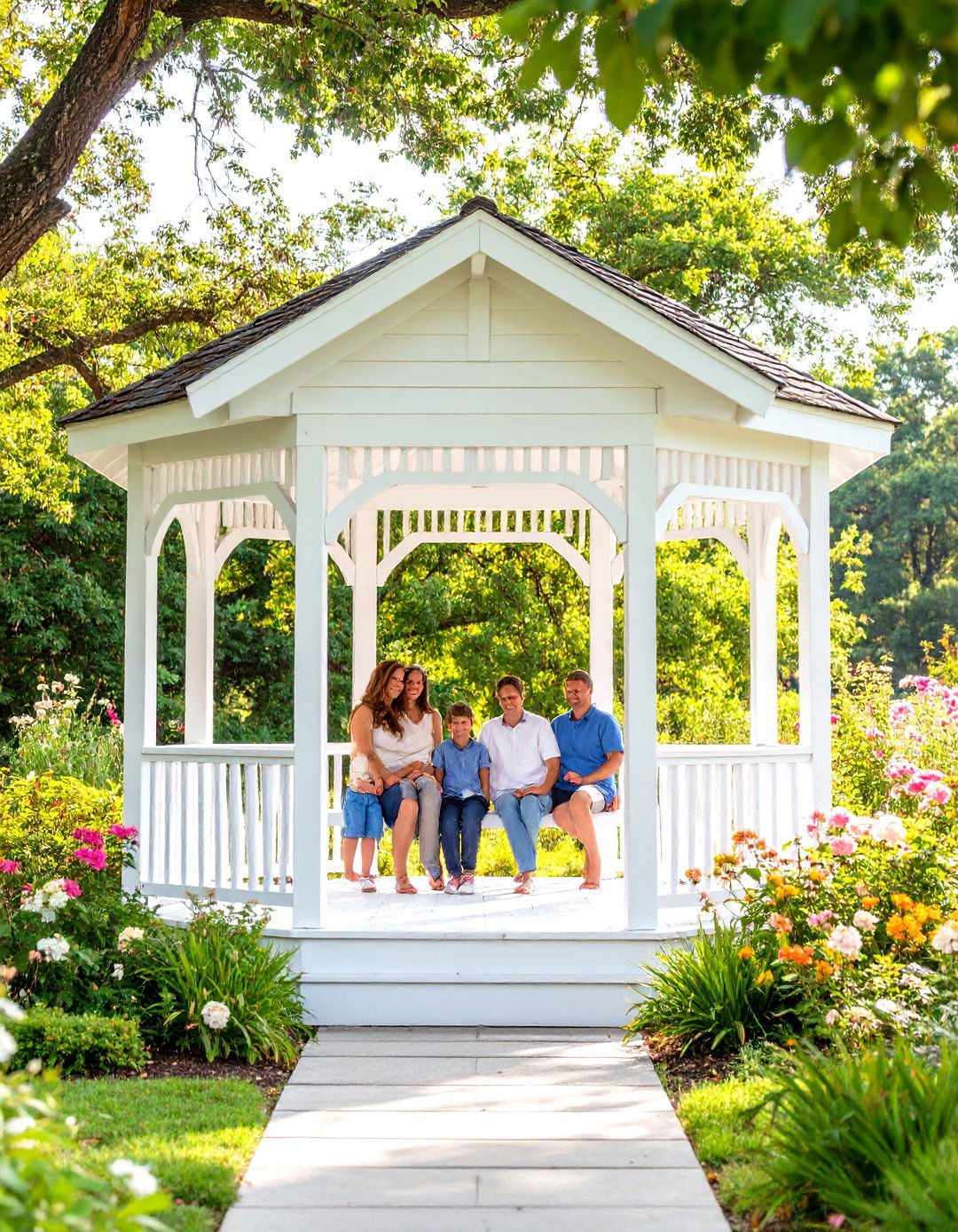 Gazebo in a Park Family Photos - 30 outdoor family photo ideas