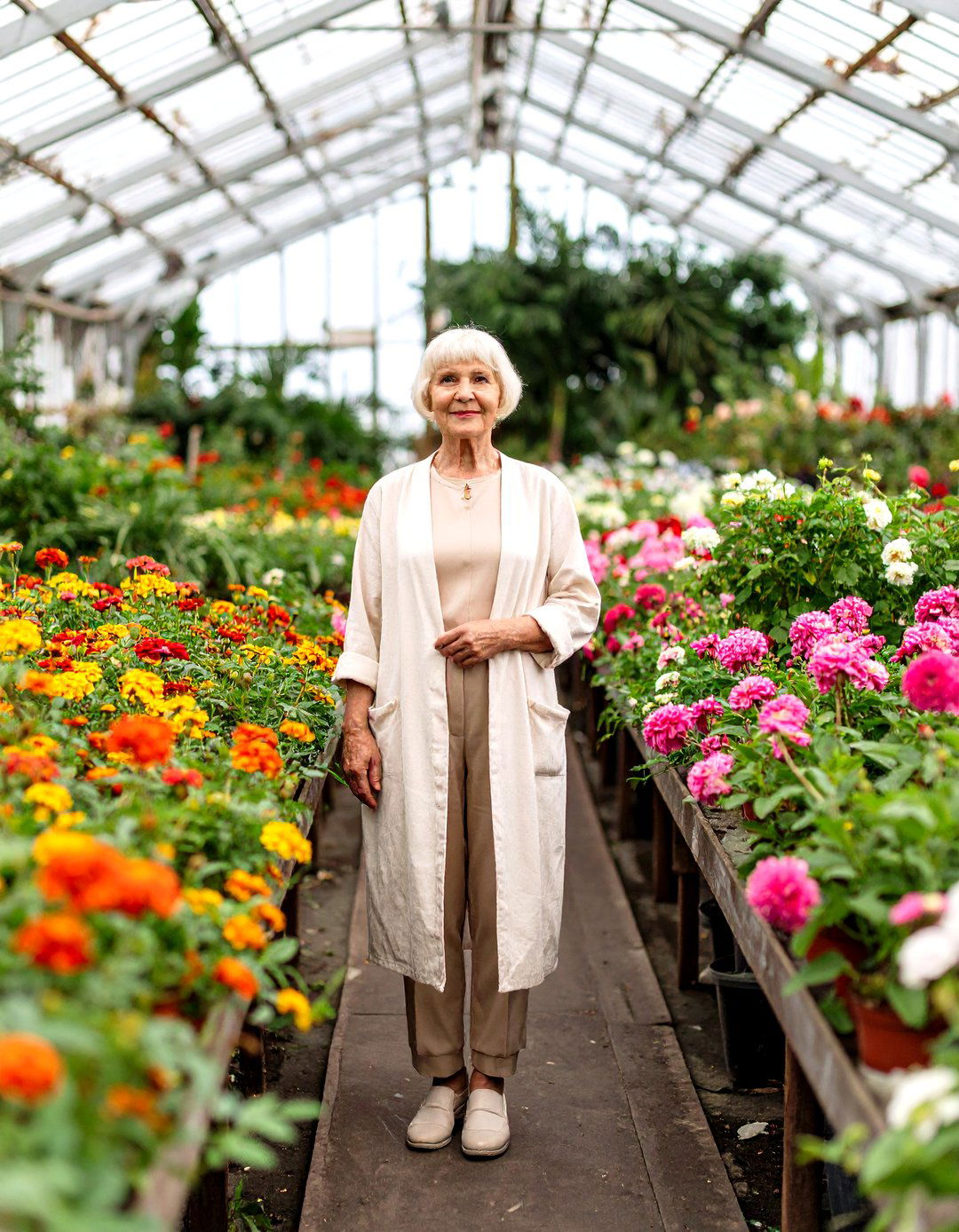 Greenhouse Botanical Beauty - 30 girl outdoor senior picture ideas