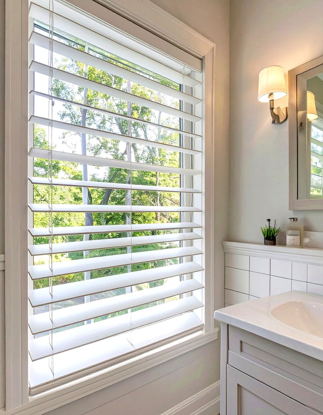 Horizontal Slat Blinds on a Small Bathroom Window - 30 small bathroom window ideas