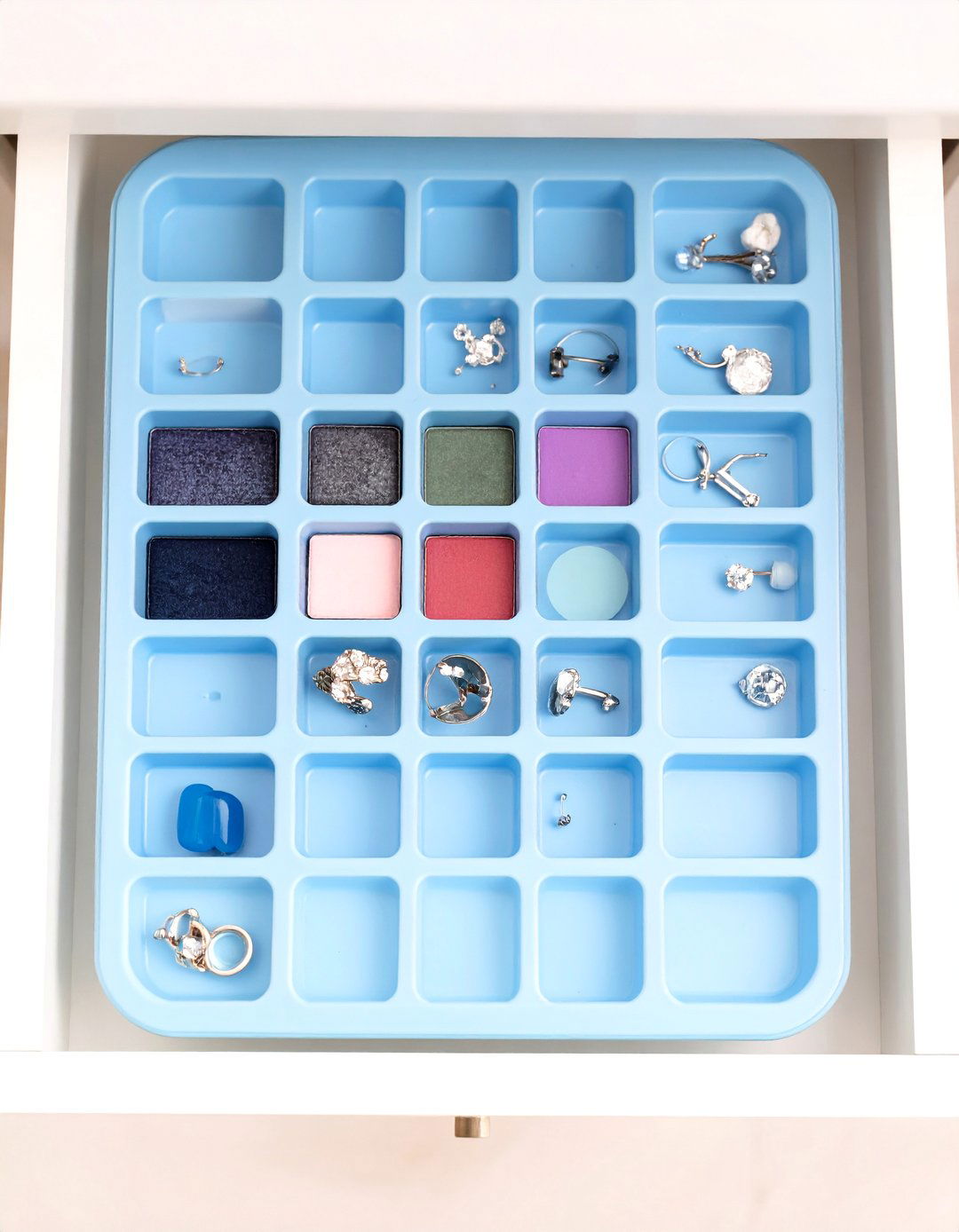 Ice Cube Trays for Tiny Items - 30 bathroom drawer organization ideas