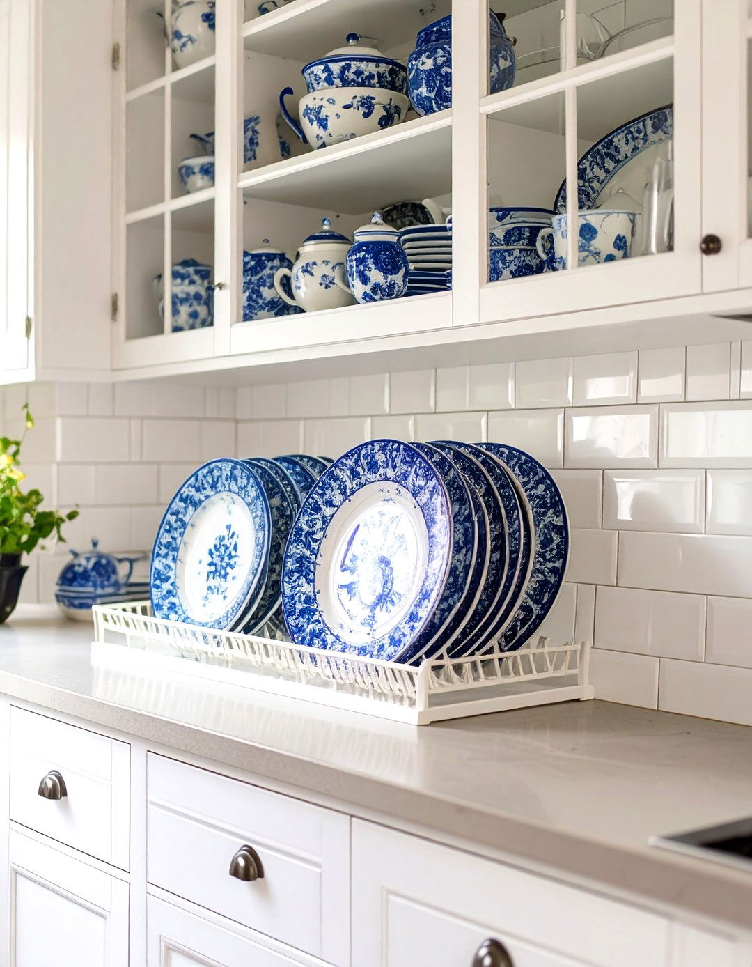 Incorporating a Plate Rack - 30 vintage kitchen trends 2025