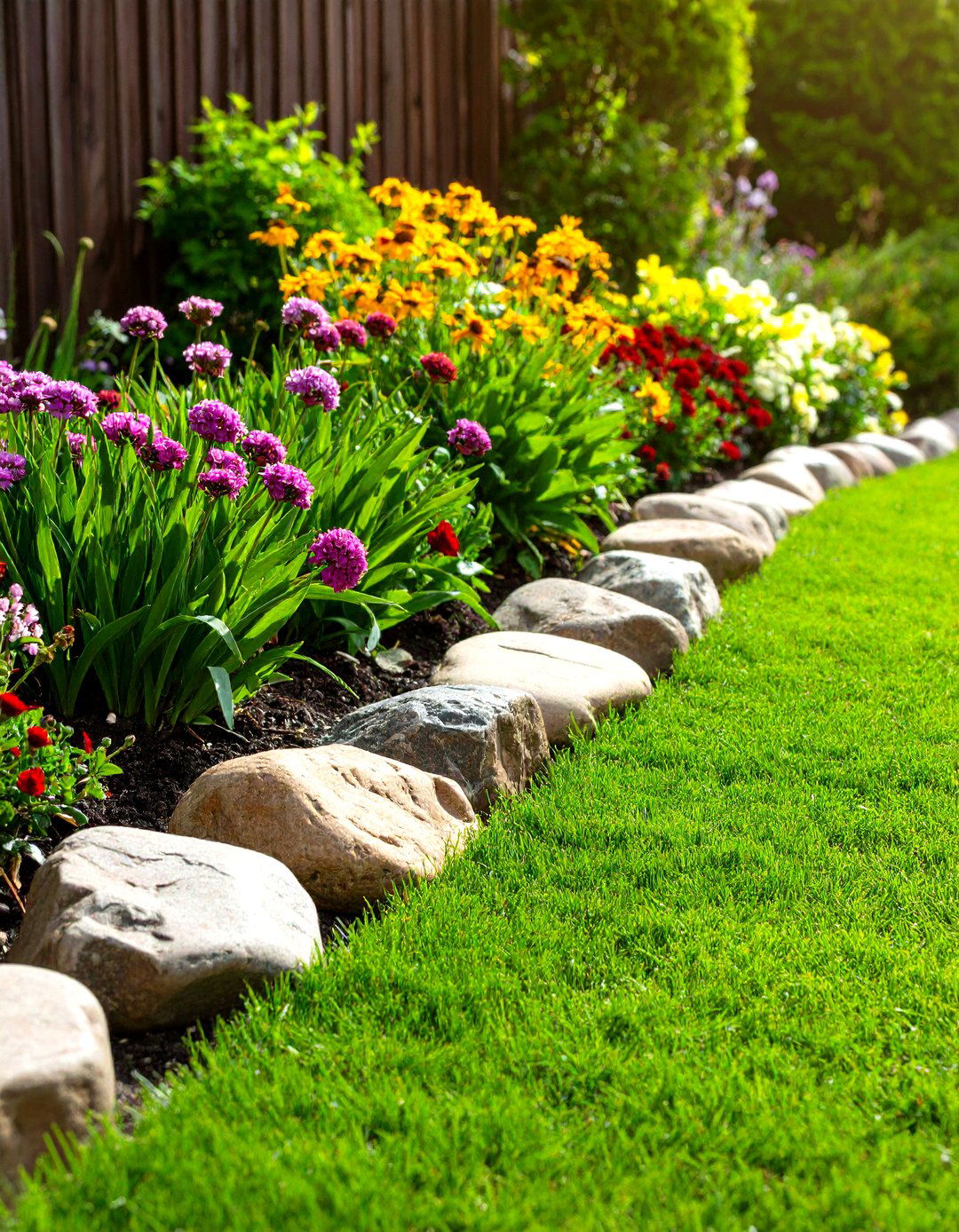 Natural Fieldstone Lawn Edging - 30 lawn edging ideas