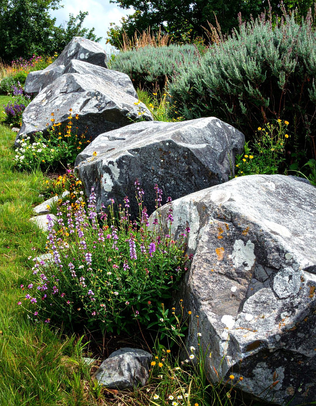 Natural Stone Boulder Edging - 30 modern garden edging ideas