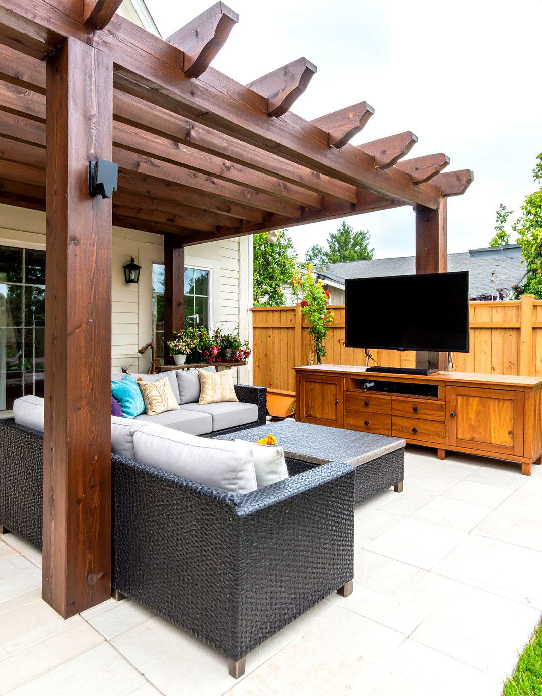 Outdoor TV Mount on a Pergola Post - 30 outdoor tv mount ideas