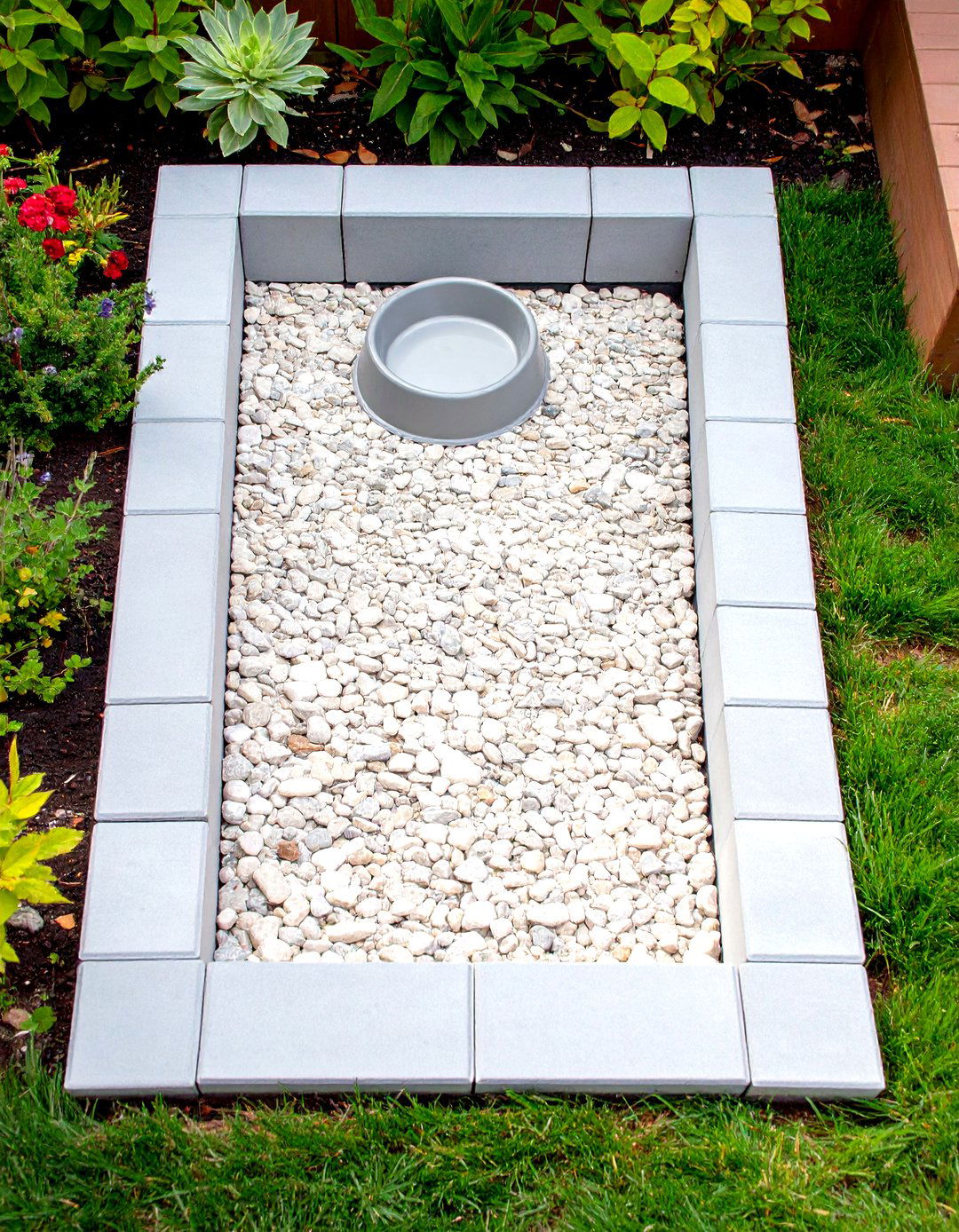 Paver Bordered Pet Friendly Area - 30 small cheap patio paver ideas