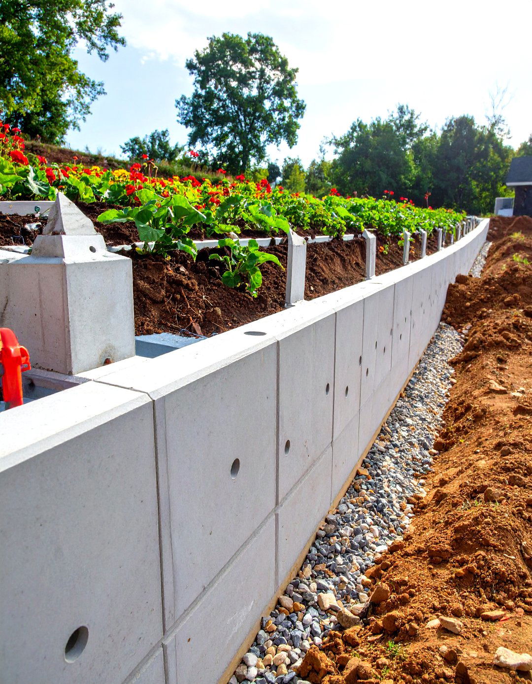 Retaining Wall with Integrated Drainage System
