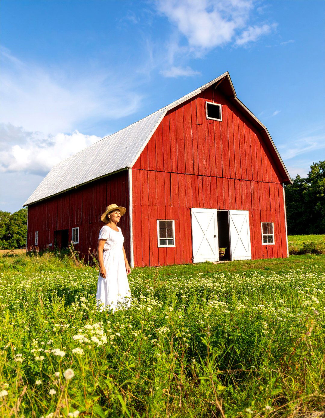 Rustic Barn Charm - 30 girl outdoor senior picture ideas