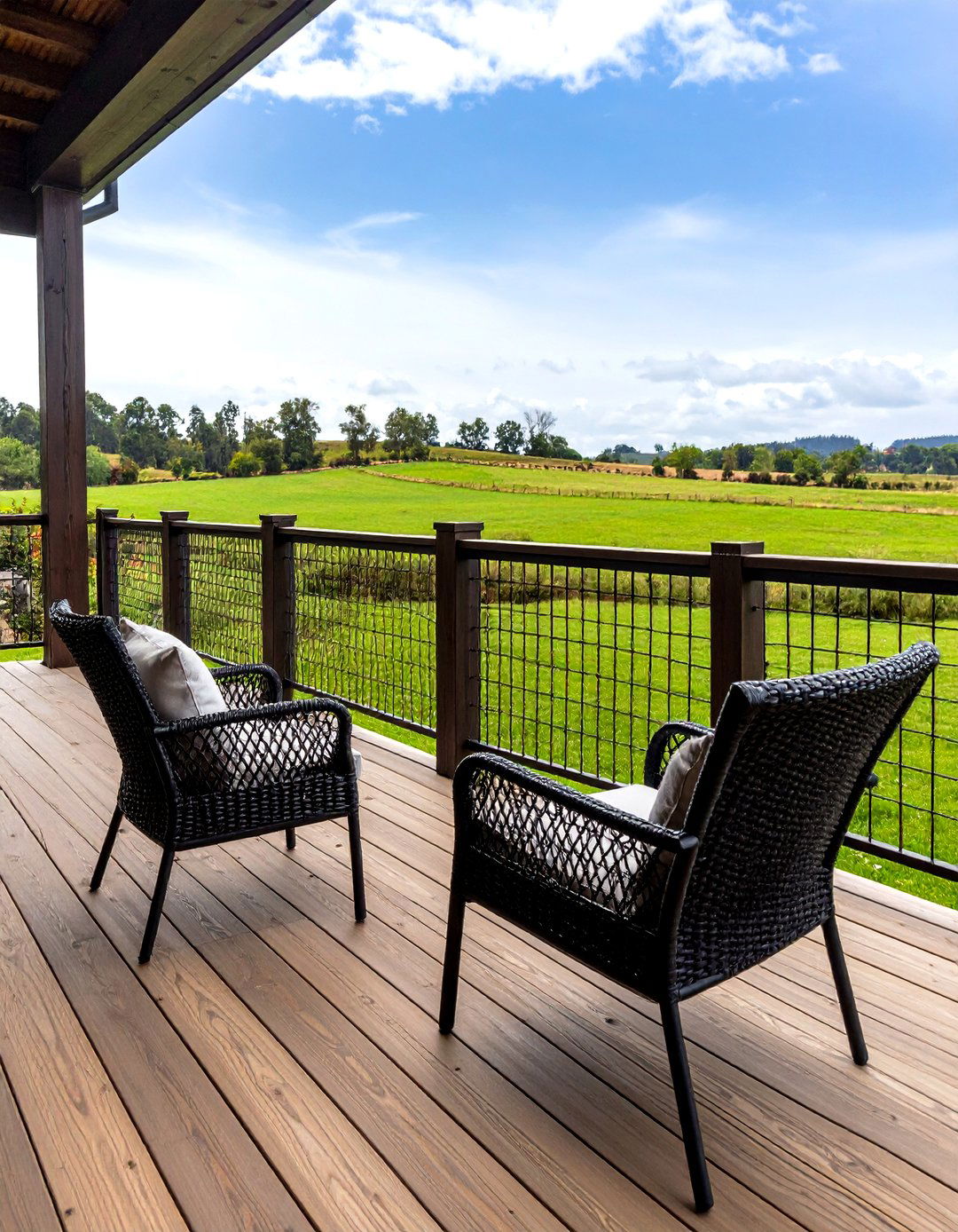 Rustic Hog Wire Panel Railing - 30 inexpensive deck railing ideas