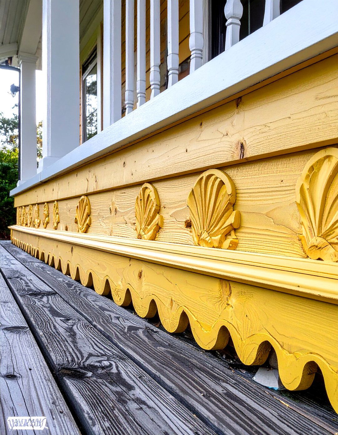 Scalloped Edge Wood Skirting - 30 deck skirting ideas