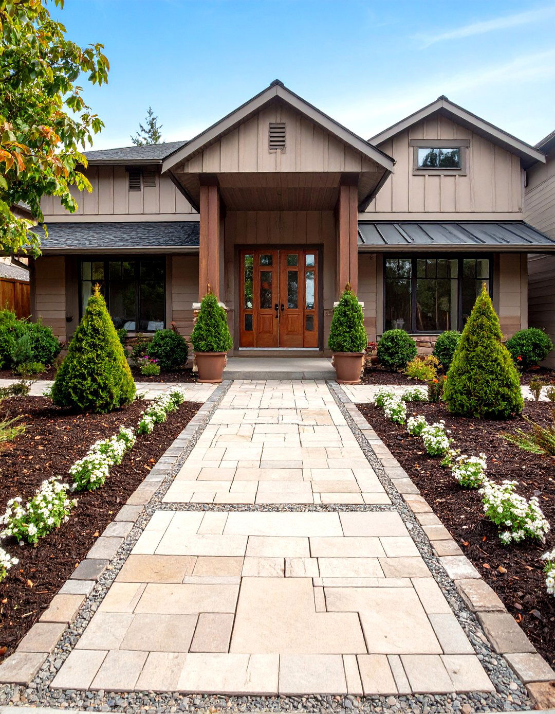 Symmetrical Mulch Beds for Formal Entry - 30 front yard mulch ideas