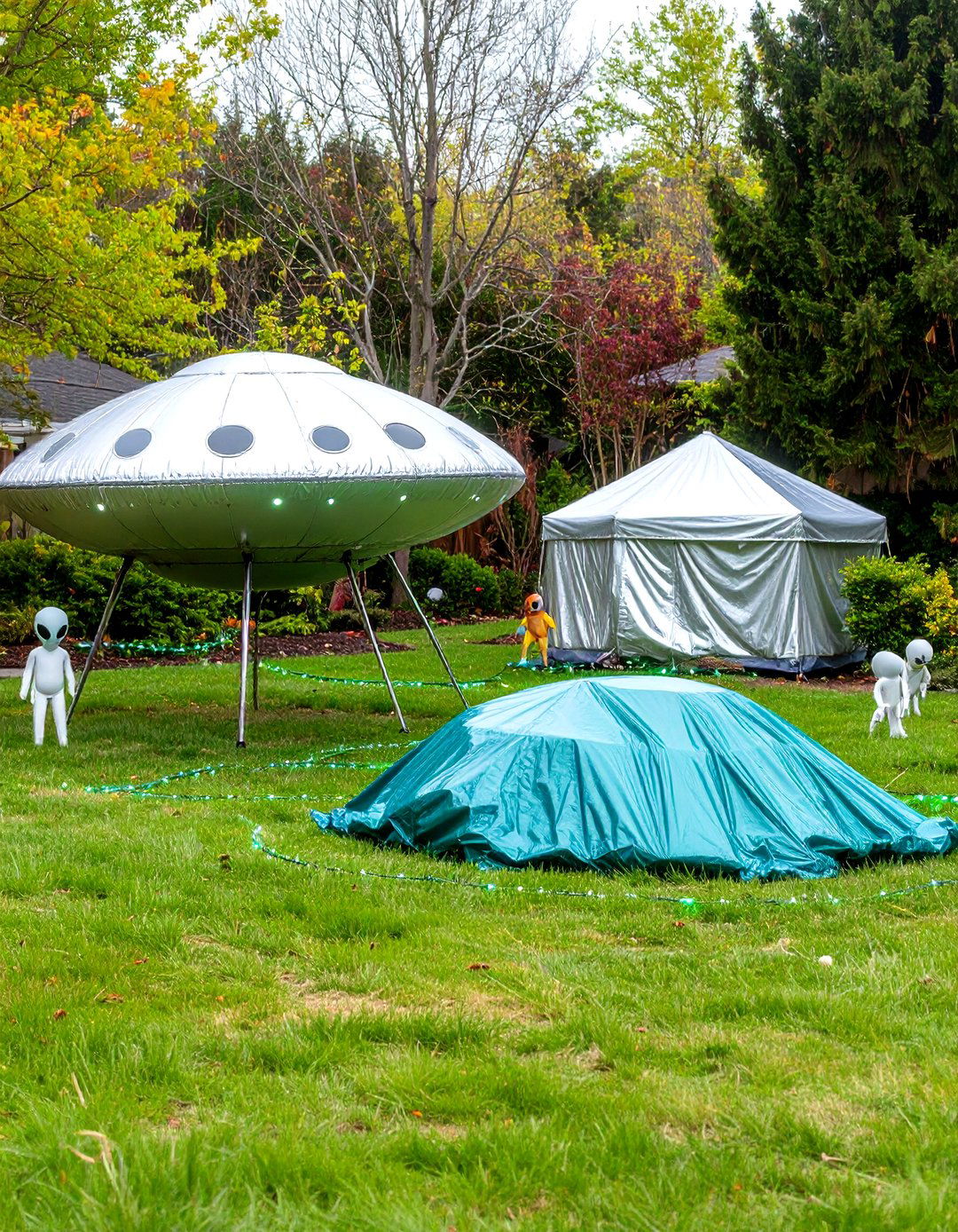 The Alien Invasion Crash Site - 30 halloween outdoor decor ideas