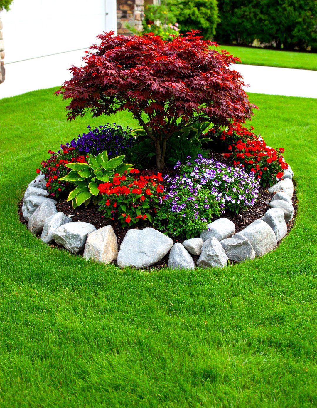The Curved Island Flower Bed - 30 front yard flower bed ideas