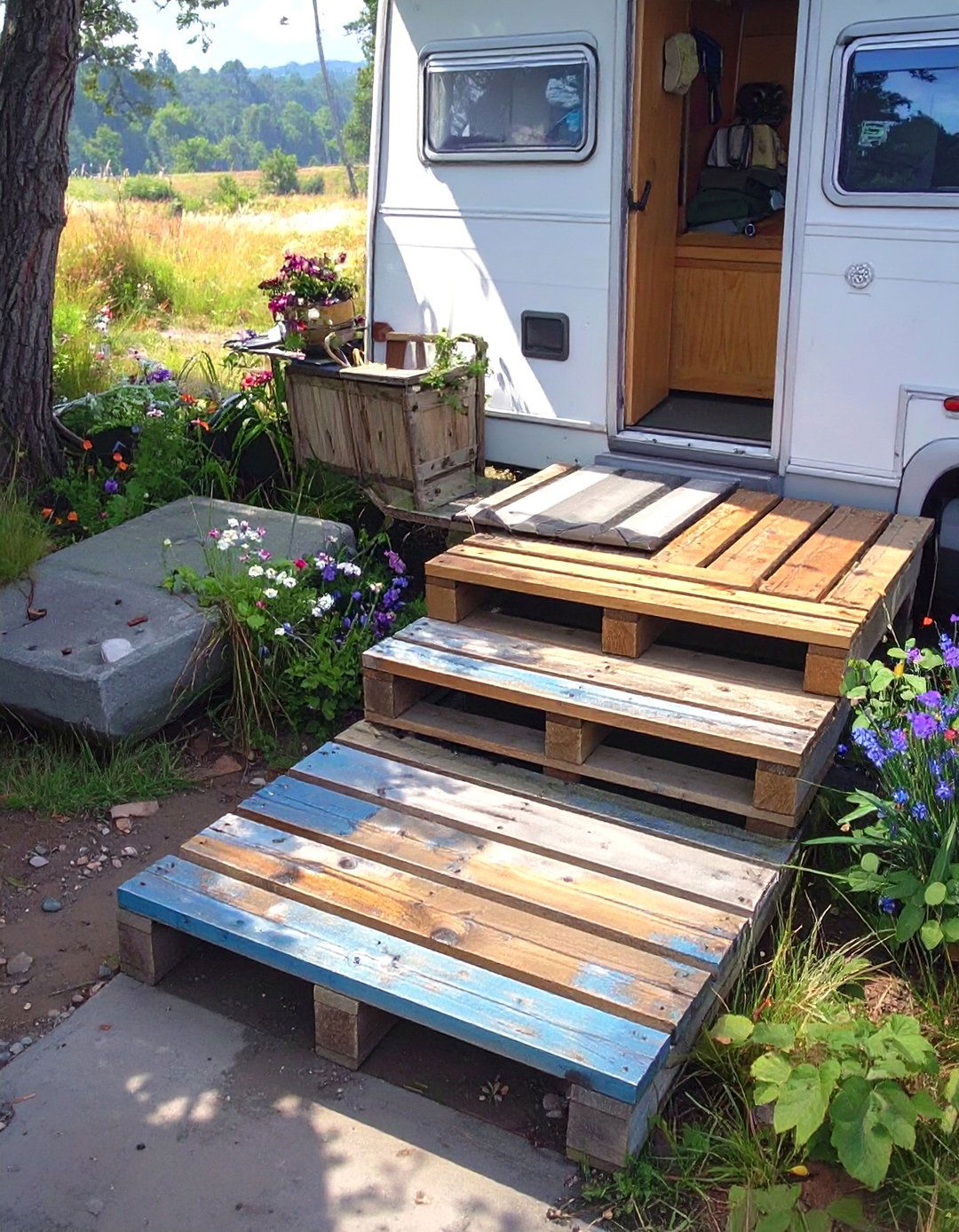 The Simple Pallet Wood Walkway Deck - 30 diy camper deck ideas