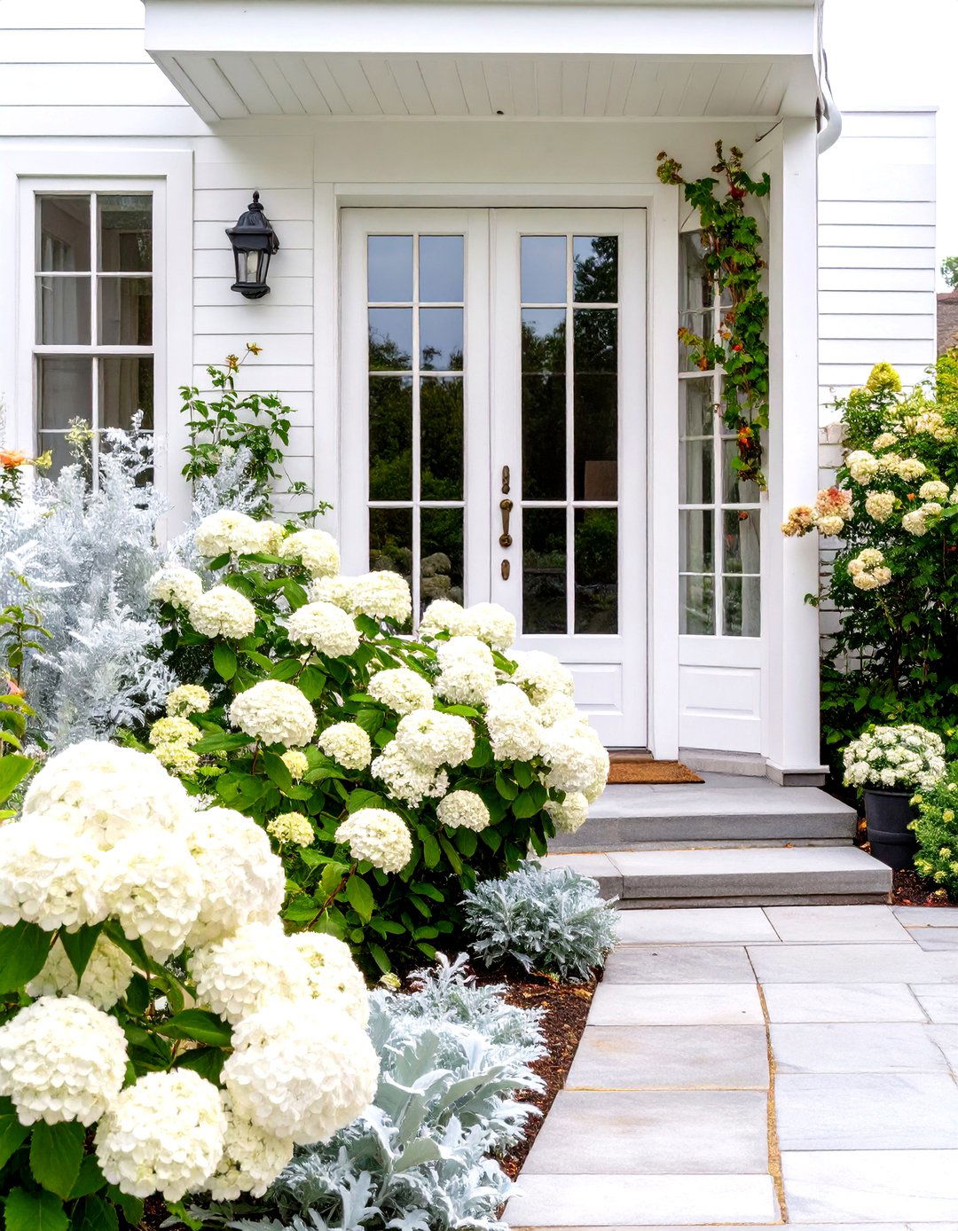 The Single Color Themed Garden - 30 curb appeal front yard landscaping ideas