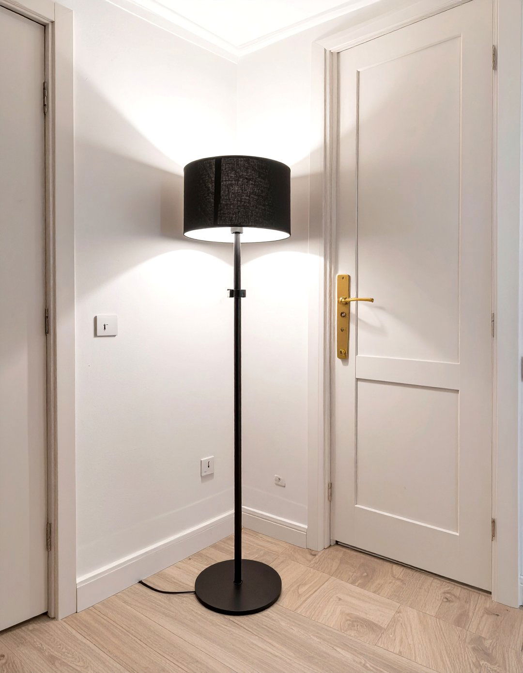 Uplighting Floor Lamp in a Corner - 30 small entryway lighting ideas