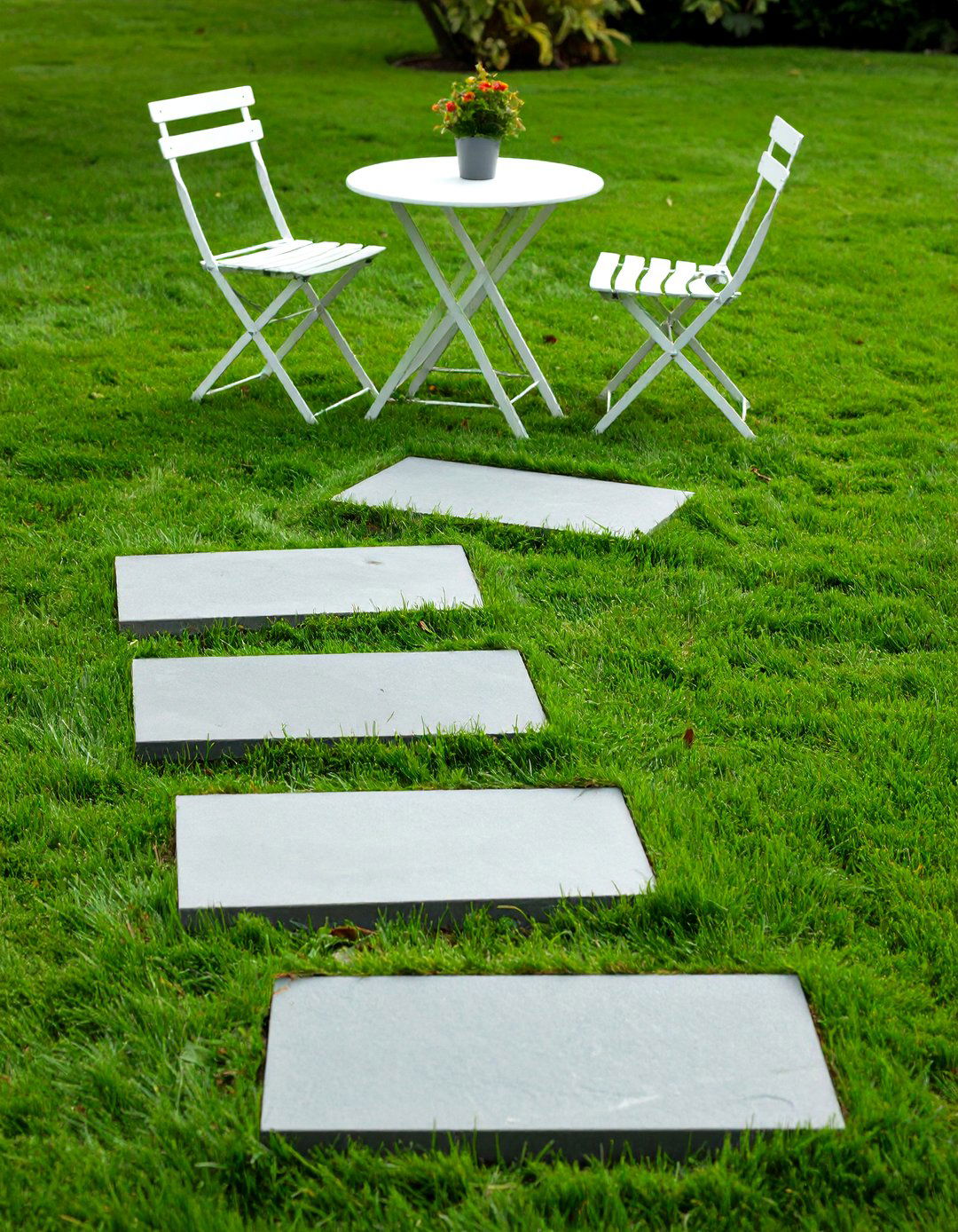 Using Large Stepping Stones in Grass - 30 stone patio ideas on a budget