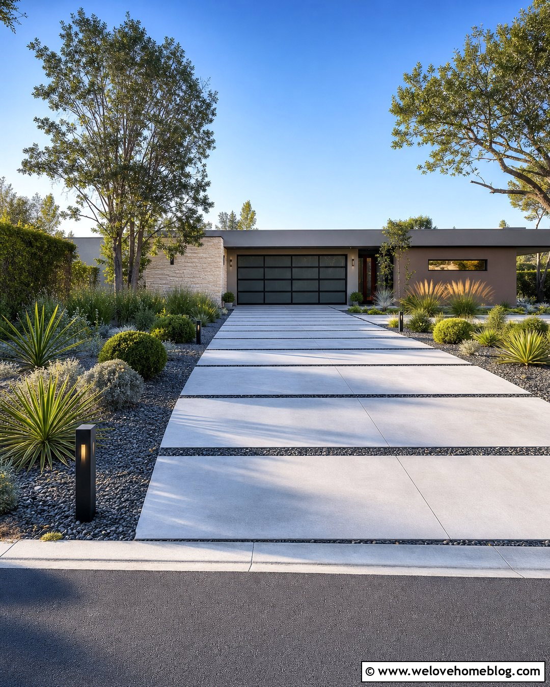 Black Metal Driveway Bollards - 25 Driveway Marker Ideas
