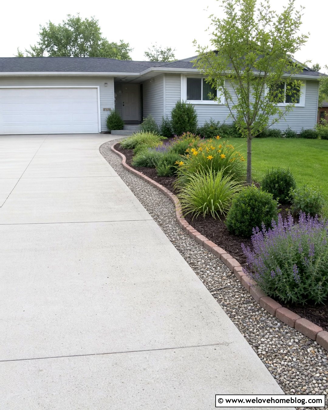 20 Driveway Side Garden Ideas for a Warm, Welcoming Entrance