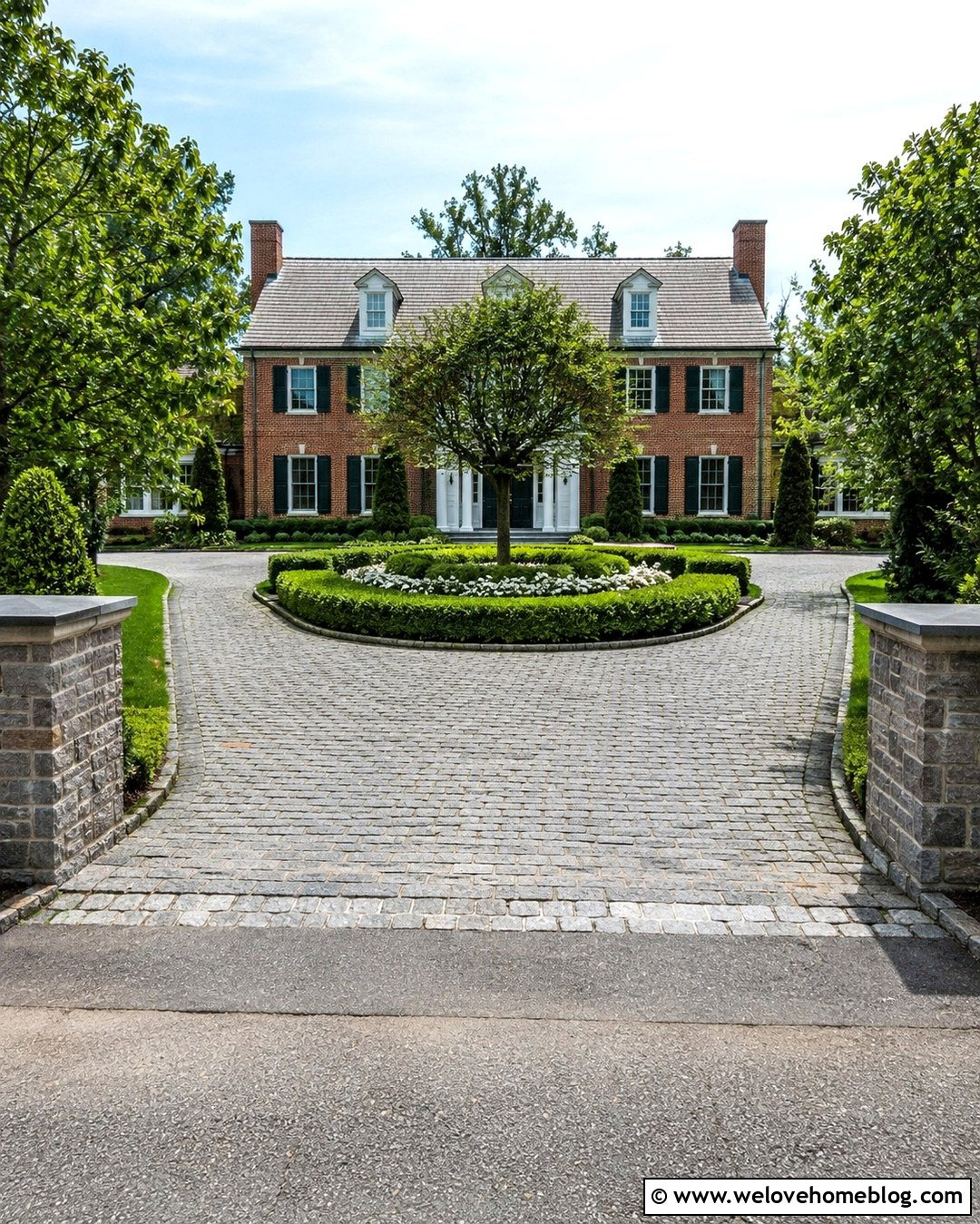 Circular Cobblestone Driveway - 20 Dream House Driveway Ideas