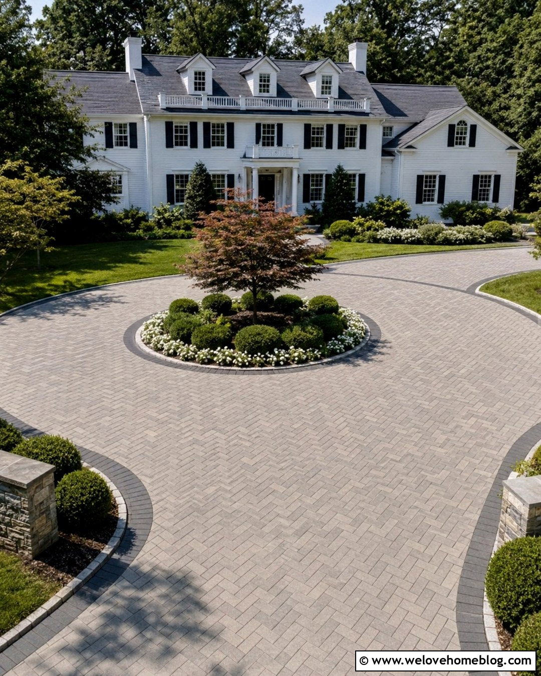 Circular Driveway With Contrasting Side Pavers - 20 Driveway Side Pavers Ideas
