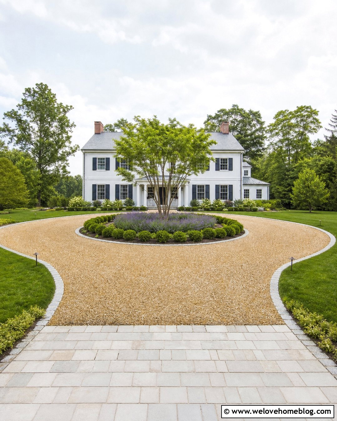 Circular Gravel Driveway With Paver Center Island - 20 Gravel And Paved Driveway Ideas