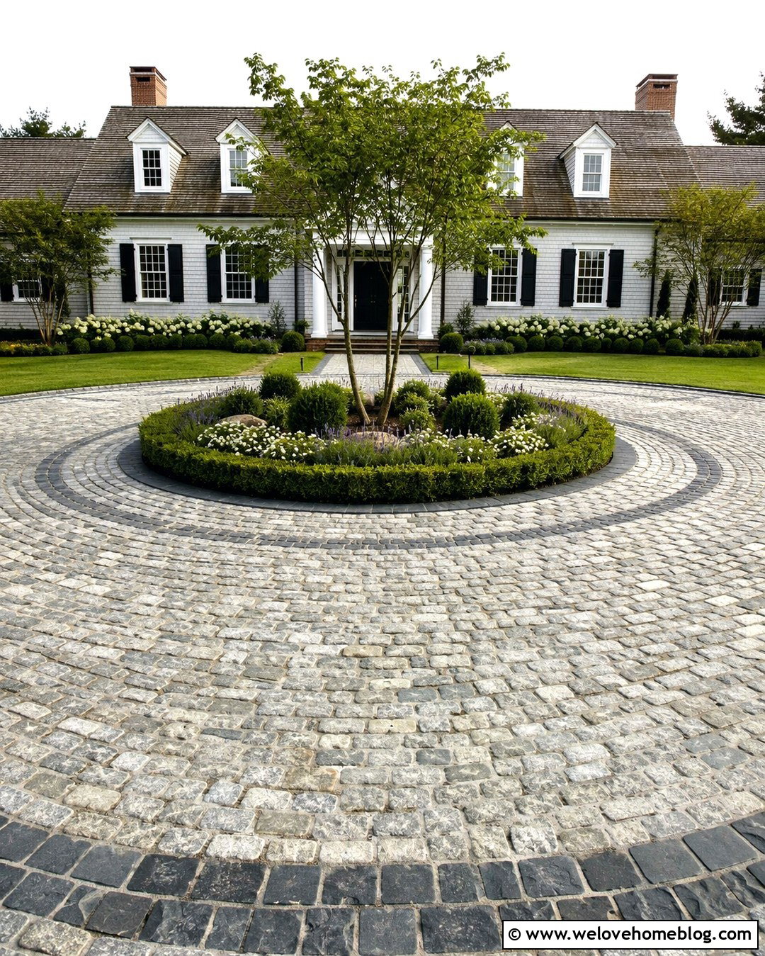 Circular Grey Cobblestone Driveway With Center Garden - 20 Grey Cobblestone Driveway Ideas