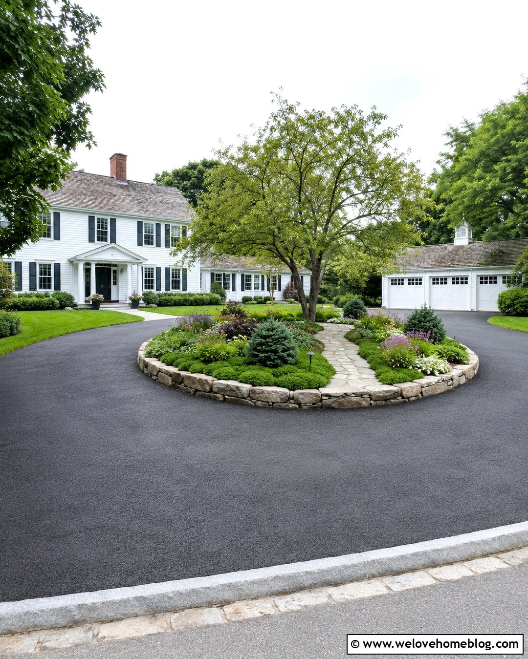 Circular Millings Driveway With Center Garden - 20 Millings Driveway Ideas