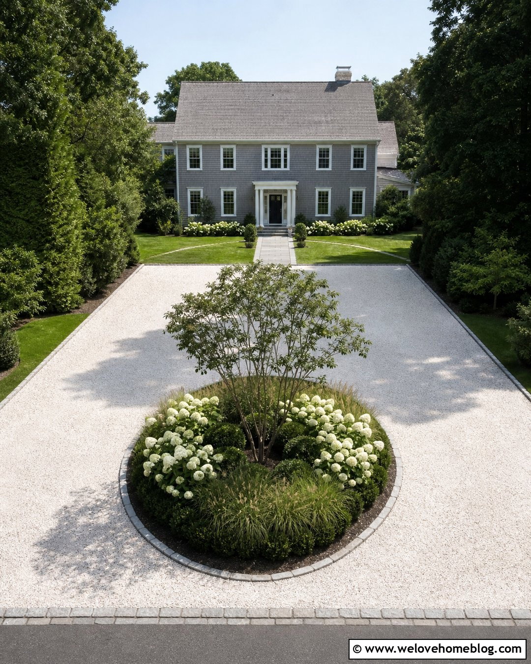 Circular Nantucket Shell Driveway With Center Garden - 20 Nantucket Driveway Ideas