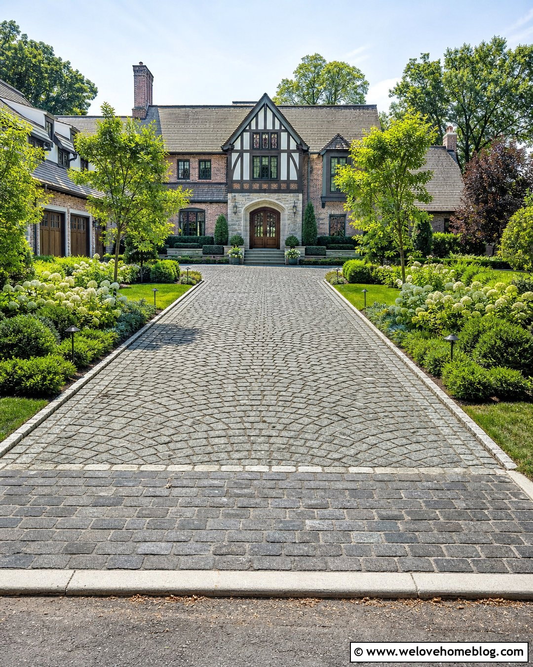 20 Driveway Landscape Along Ideas for Beautiful Borders