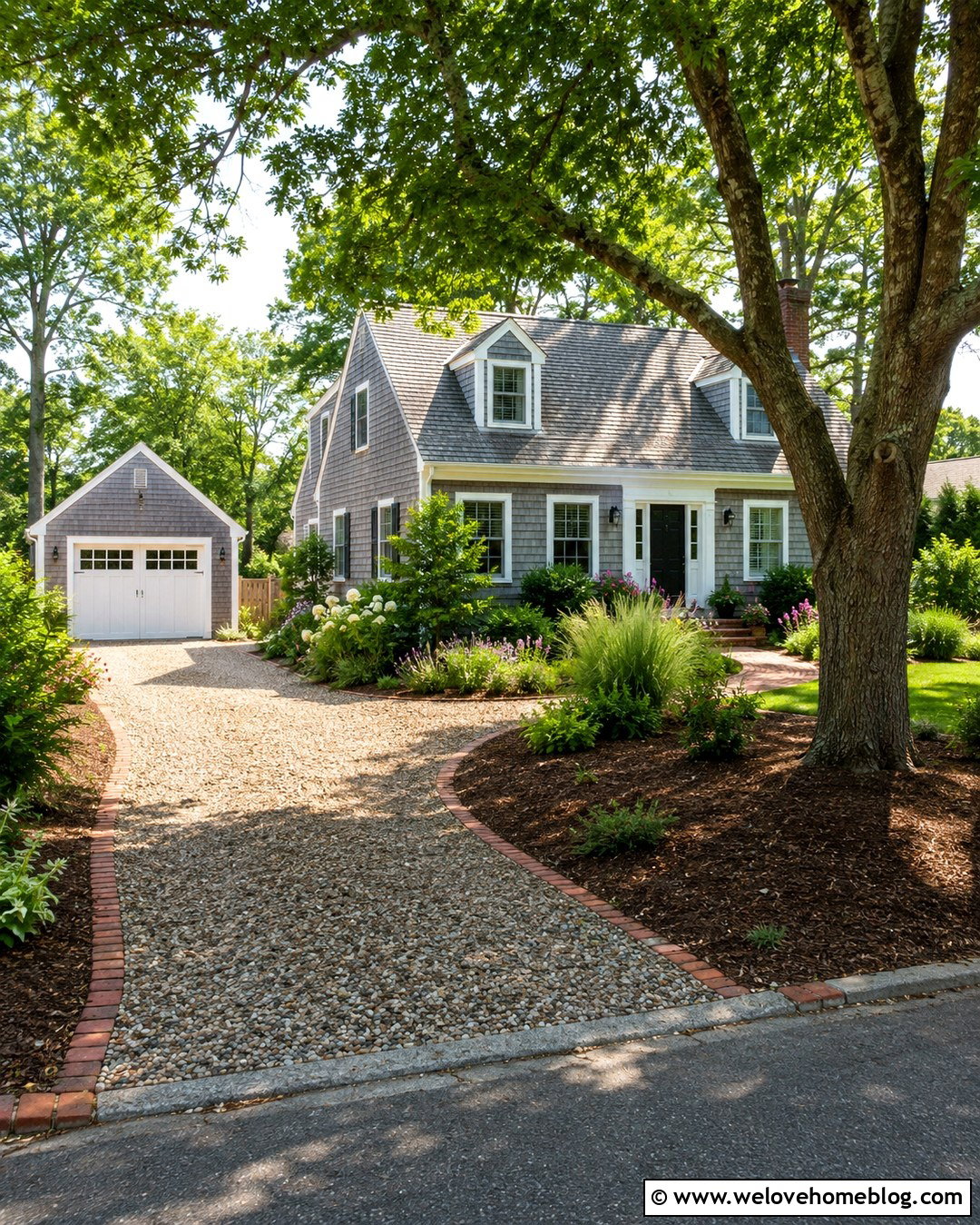 Cottage Pea Gravel Driveway With Oak Tree - 20 oak tree driveway ideas