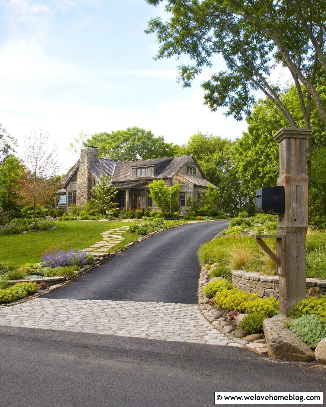 Country Driveway Entrance With A Farmhouse Mailbox - 35 Driveway Entrance Landscaping Country Ideas
