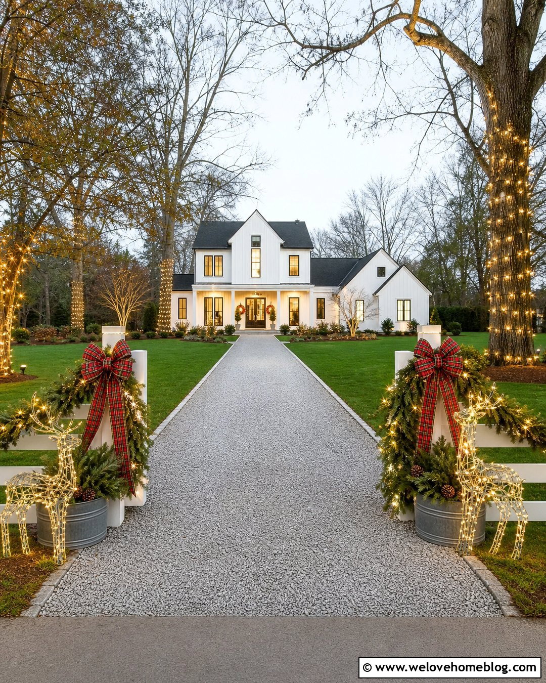 Farmhouse Christmas Driveway - 25 Driveway Christmas Decorations Ideas
