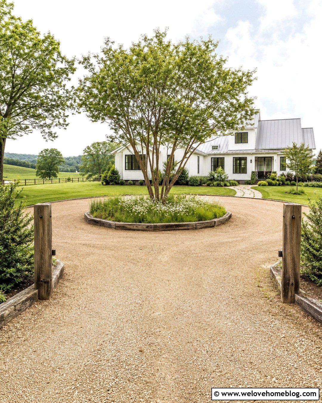 Farmhouse Driveway Turning Circle With Timber Edging - 20 Driveway Turning Circle Ideas