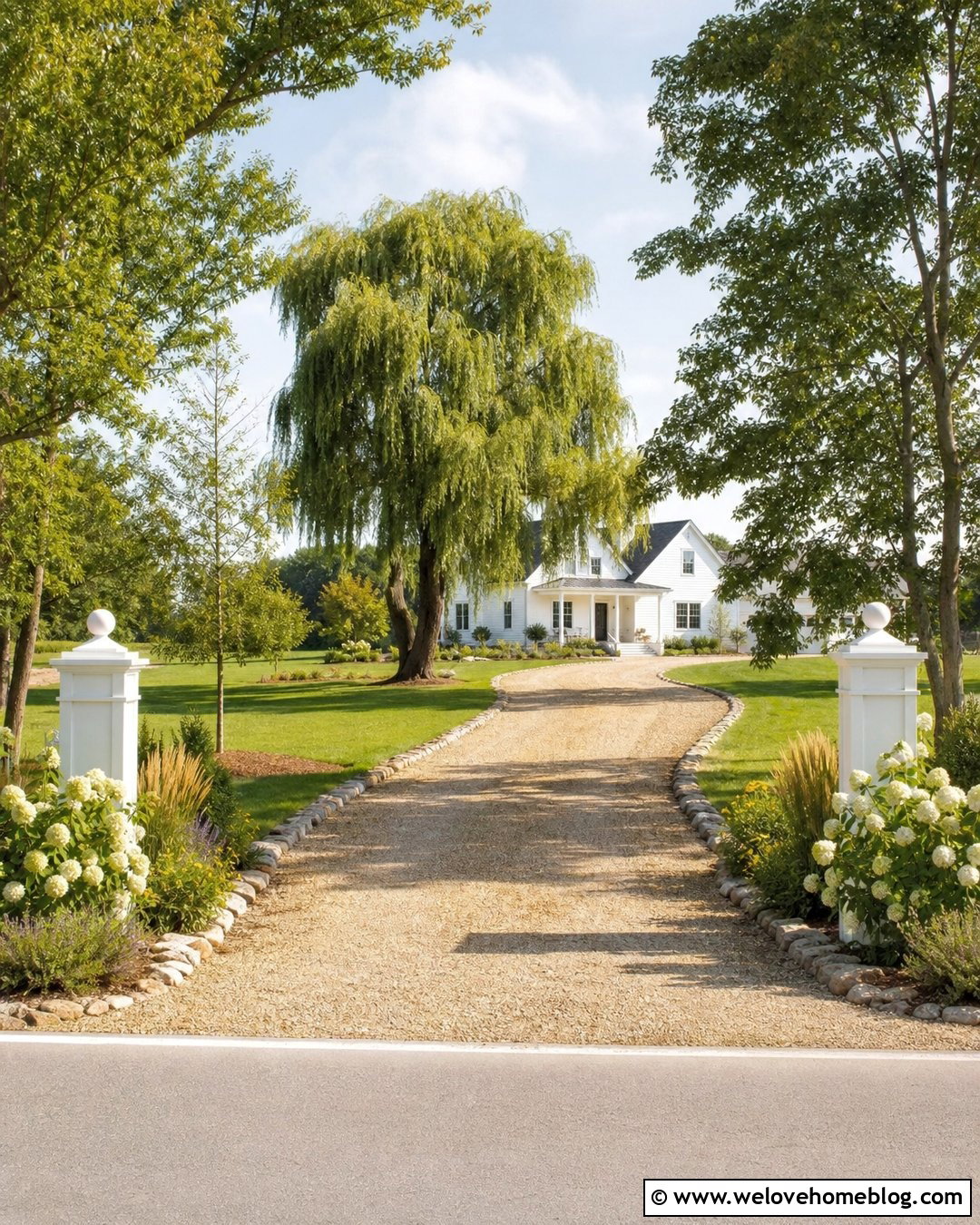 Farmhouse Driveway With Willow Tree Entrance - 25 Willow Tree Driveway Ideas
