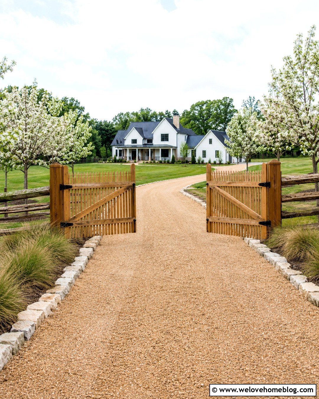 Farmhouse Picket Fence Driveway Gate - 20 Picket Fence Driveway Gate Ideas