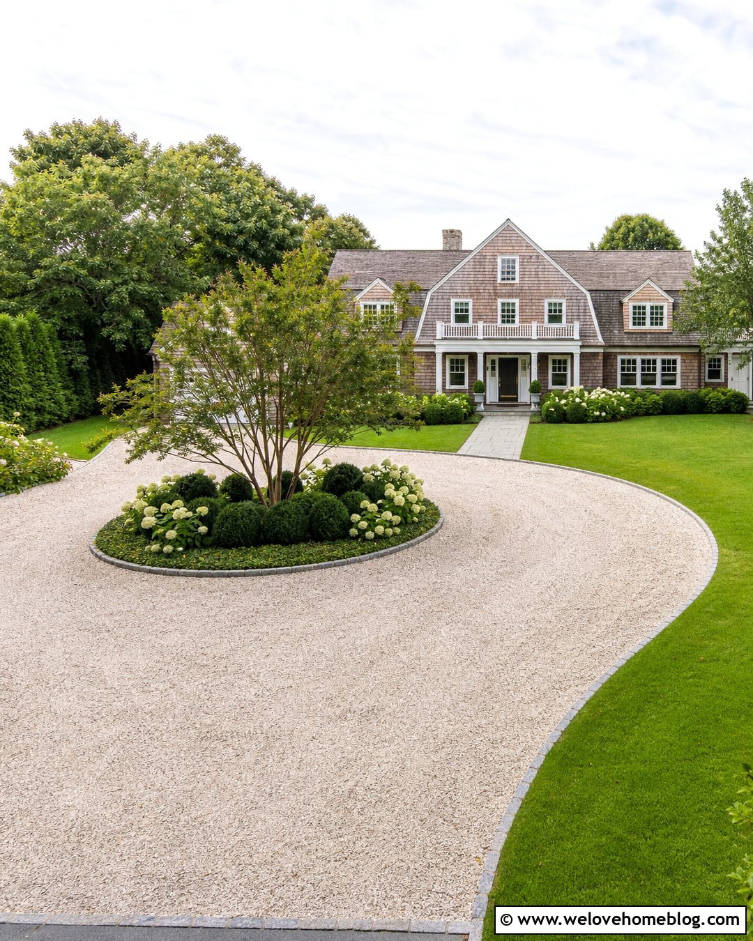 Hamptons Circular Gravel Driveway - 25 hamptons driveway ideas