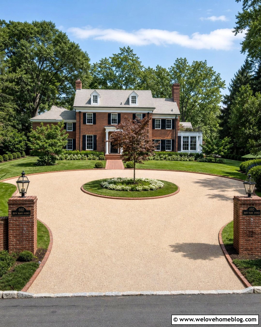 Horseshoe Gravel Driveway With Brick Pillars - 25 Gravel Driveways Ideas