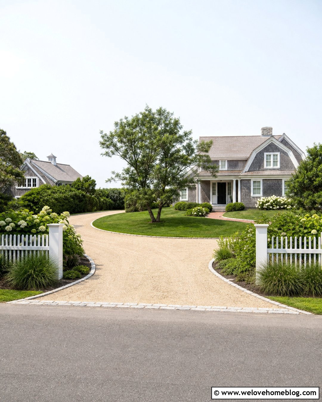 Horseshoe Nantucket Gravel Driveway With Picket Fence - 20 Nantucket Driveway Ideas