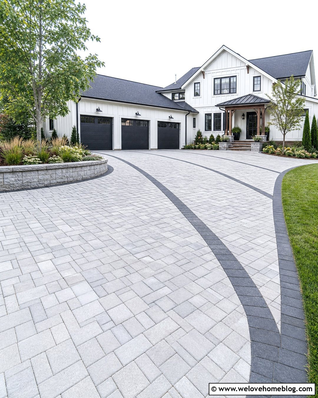 Huge Driveway With Three Car Garage Court - 25 Huge Driveway Ideas